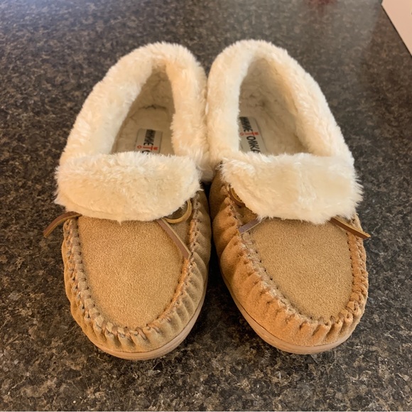 NIB MINNETONKA Slippers - Picture 9 of 12